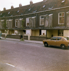 601480 Gezicht op de achtergevels van de voor sloop bestemde huizen aan de Stroomkade te Utrecht, vanaf de Hopakker.